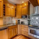 Unique & Modern 3 Bedroom 2Ba Condo- Ski-In Ski-Out Condo