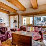 Updated 2 Bedroom With View Of Lifts Condo