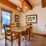 Updated 2 Bedroom With View Of Lifts Condo