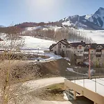 Updated 2 Bedroom With View Of Lifts Condo