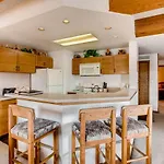 2 Bedroom Sleeps 5 People With Mountain Views Condo