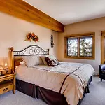 Unique & Modern 3 Bedroom 2Ba Condo- Ski-In Ski-Out Condo