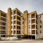 2 Bedroom Residence With Huge, Sectional Couch Condo