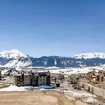 2 Bedroom With Open Floor Plan & Updated Kitchen Condo