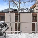 Spring Street Unit 629, 2Br Condo W/ Mountain Views And Door Step Access To Shops & Restaurants