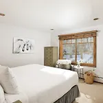 Fasching Haus Unit 310, Deluxe Condo W/ Stately Furnishings, Private Deck, A/C