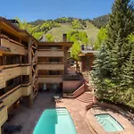Fasching Haus Unit 310, Deluxe Condo W/ Stately Furnishings, Private Deck, A/C