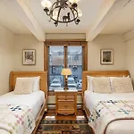 Chateau Roaring Fork Unit 38, Condo With Private Deck, 4 Blocks From Downtown