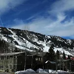 Chateau Roaring Fork Unit 38, Condo With Private Deck, 4 Blocks From Downtown