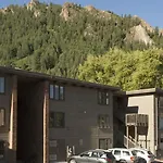Cottonwoods Unit 1F, Stylish Condo With Excellent West End Location, Wood-Burning Fireplace