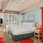 Chateau Eau Claire Unit 1, Stylish Condo Overlooking The River, Walking Distance To Downtown