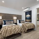 2 Bedroom 3Ba Condo - Ac, Heated Pool, Walk To Town