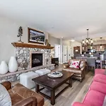 Luxe 2Br Beaver Creek Retreat - Balcony Views & Hiking Access