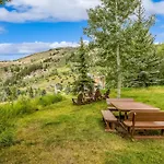Luxe 2Br Beaver Creek Retreat - Balcony Views & Hiking Access