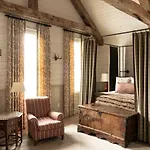 Eleven Scarp Ridge Lodge