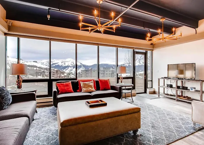 Uniquely Decorated Mountain Plaza Condo Condo