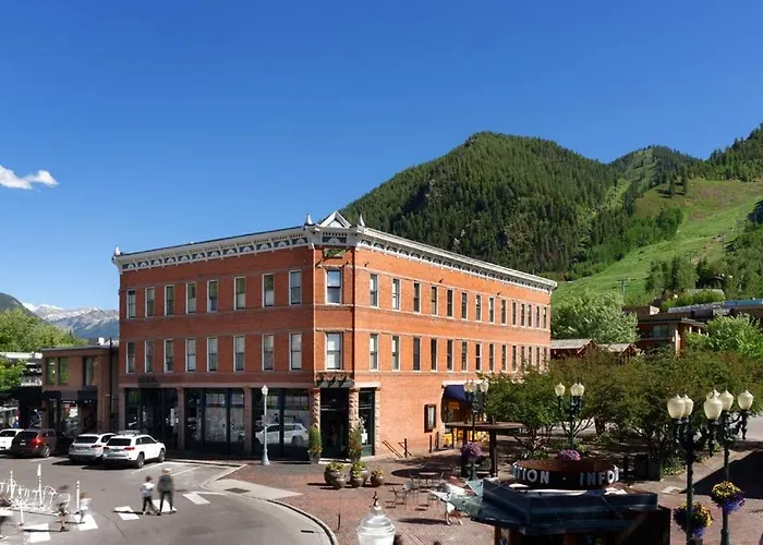 Independence Square 300, Nice Hotel Room With Great Views, Location & Rooftop Hot Tub!
