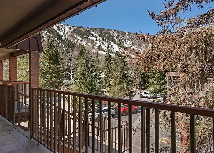 Silverglo Condominiums Unit 308, Expansive 4 Bd Condo, Walking Distance To Town With Pool Access