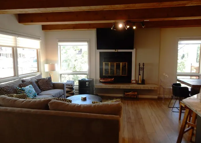 2 Bedroom Residence With Huge, Sectional Couch Condo