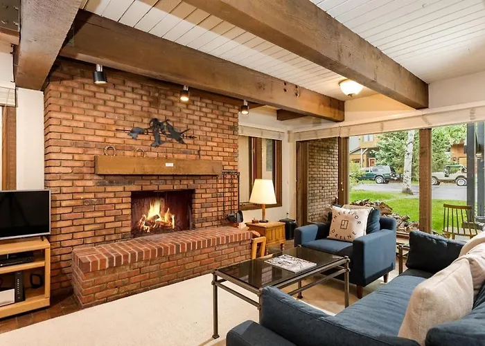 Cottonwoods Unit 1F, Stylish Condo With Excellent West End Location, Wood-Burning Fireplace