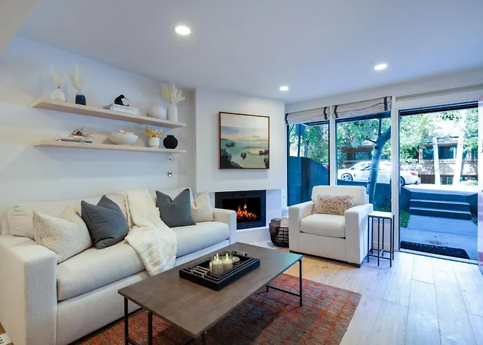 Renovated 2 Bedroom Aspen Condo Ski-In Out