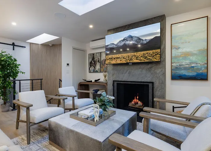 2 Bedroom 3Ba Condo - Ac, Heated Pool, Walk To Town