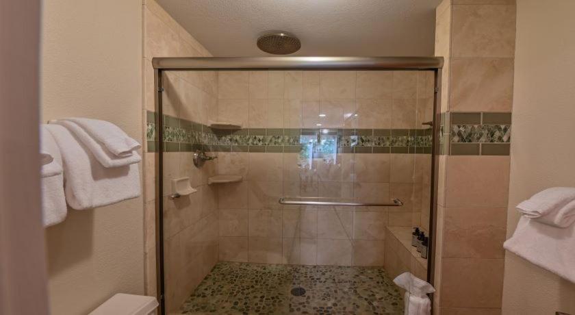 2 Bedroom With Huge, Sectional Couch Apartment