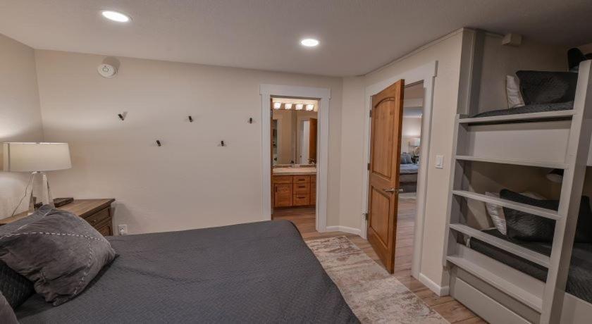 2 Bedroom With Huge, Sectional Couch Crested Butte