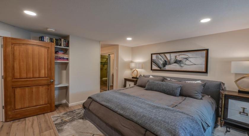 2 Bedroom With Huge, Sectional Couch Apartment *