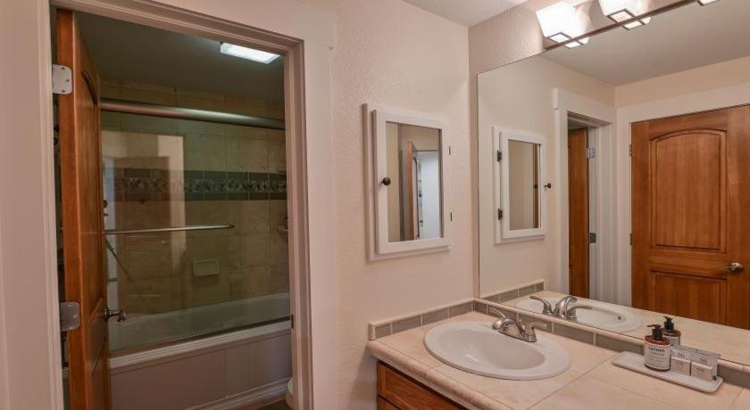 2 Bedroom With Huge, Sectional Couch Apartment *