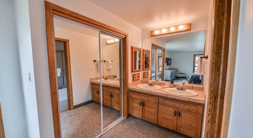 Apartment Spacious 3 Bedroom Plaza Unit With Washer Dryer *