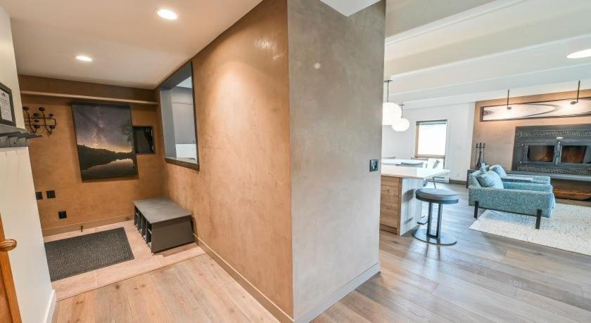 Apartment Spacious 3 Bedroom Plaza Unit With Washer Dryer *