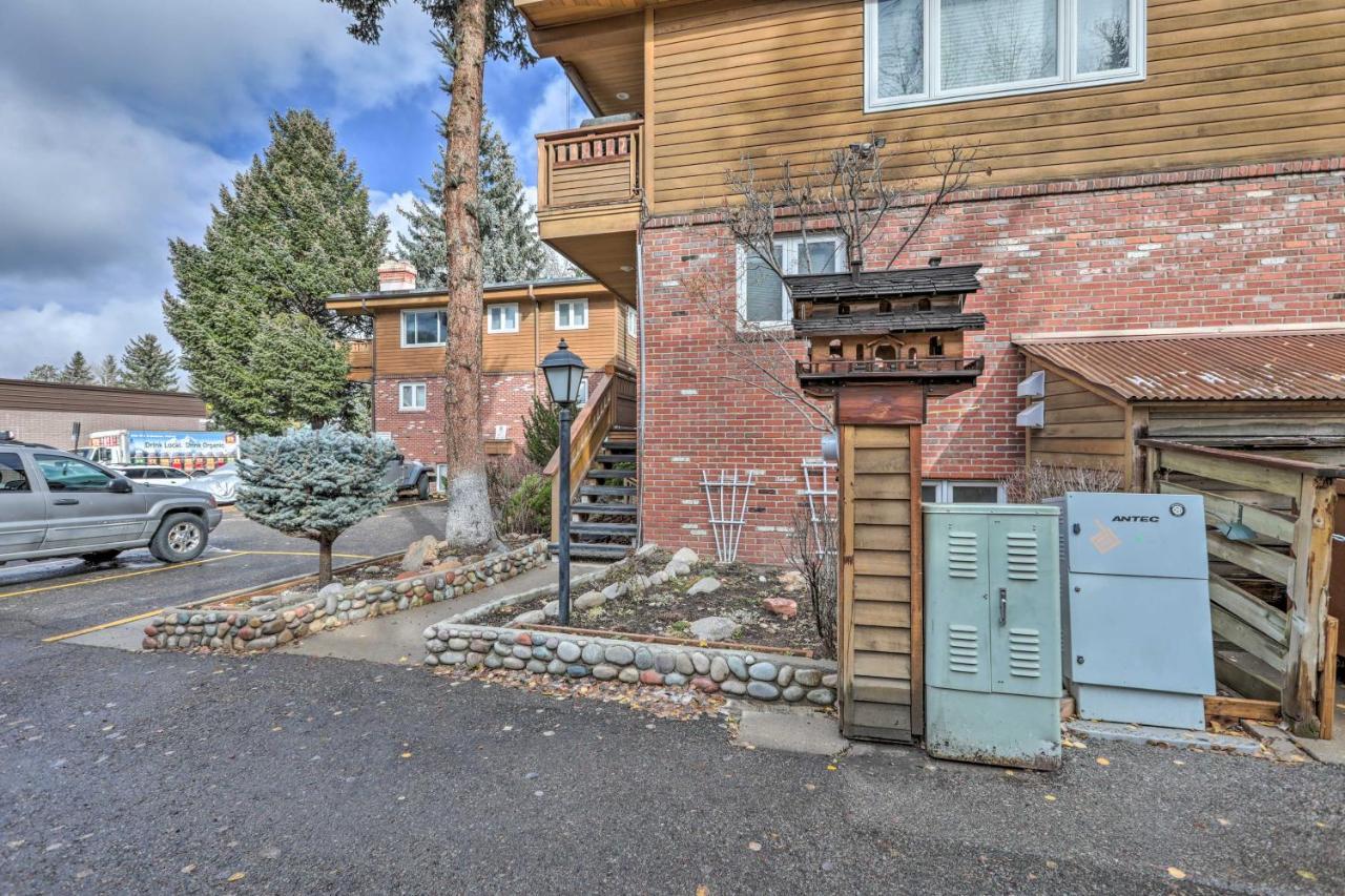 With Mountain Views And Access! Apartment