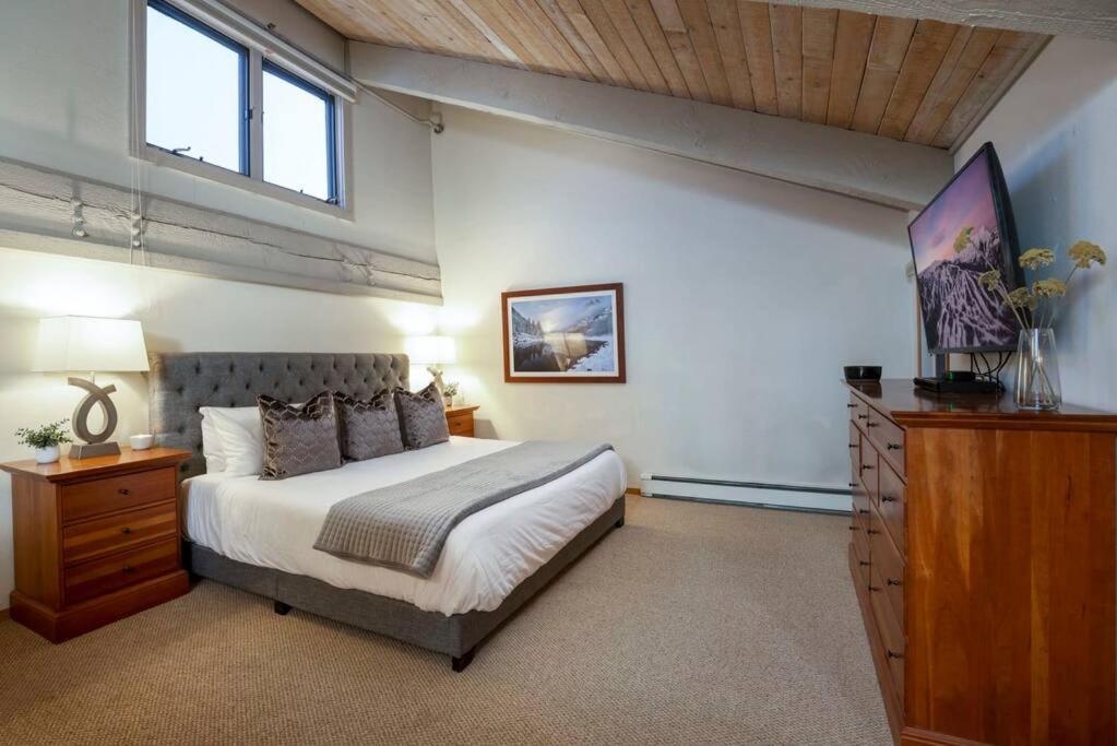 Updated 3 Bedroom 2 Ba With Pool & Hot Tub - Stunning Mountain Views! *