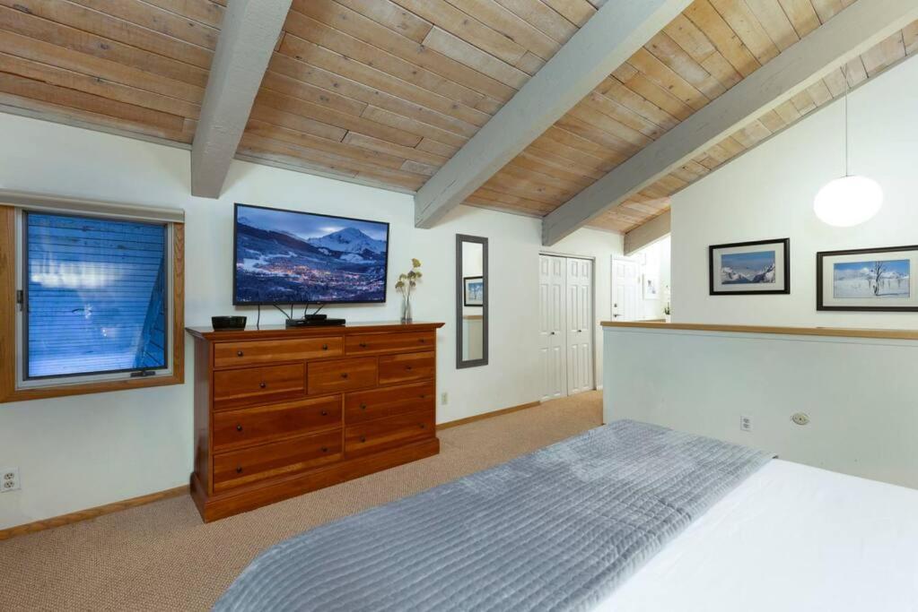 Updated 3 Bedroom 2 Ba With Pool & Hot Tub - Stunning Mountain Views! Apartment