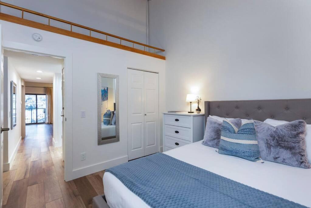 Apartment Updated 3 Bedroom 2 Ba With Pool & Hot Tub - Stunning Mountain Views!
