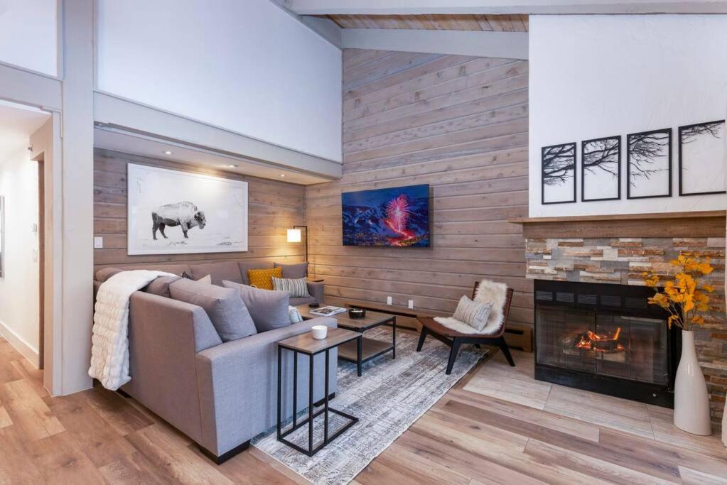 Updated 3 Bedroom 2 Ba With Pool & Hot Tub - Stunning Mountain Views! *
