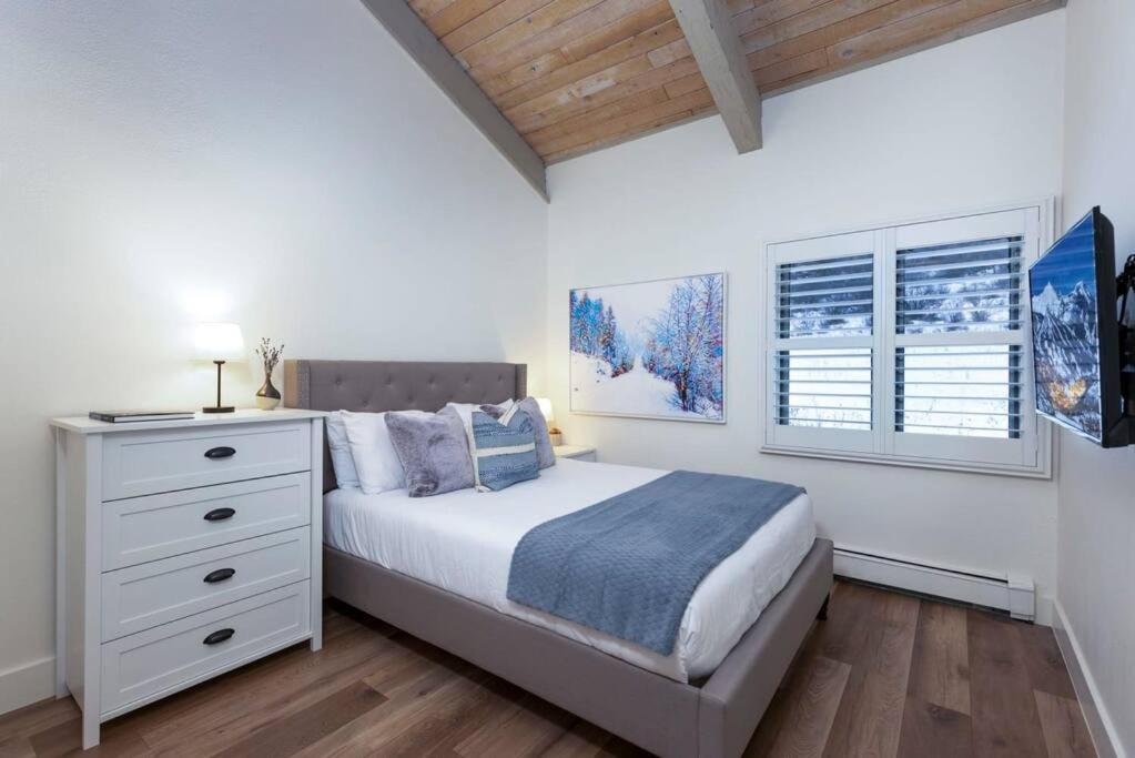 Updated 3 Bedroom 2 Ba With Pool & Hot Tub - Stunning Mountain Views! Apartment