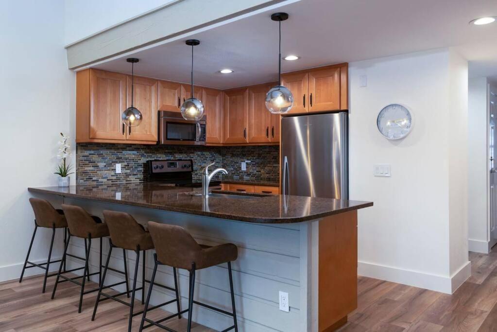 Apartment Updated 3 Bedroom 2 Ba With Pool & Hot Tub - Stunning Mountain Views! Snowmass Village