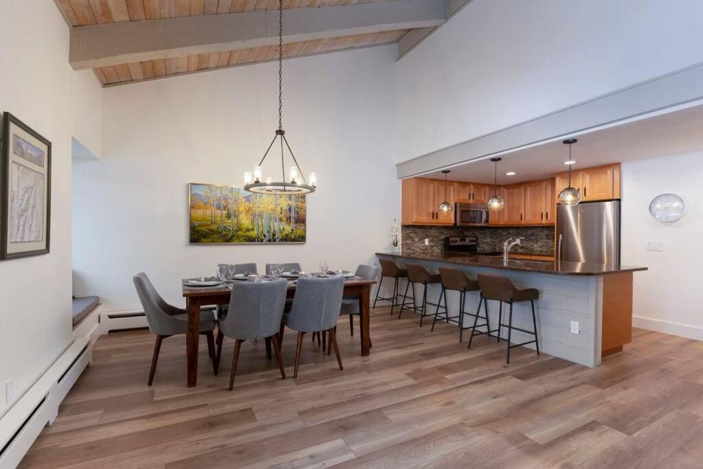 Apartment Updated 3 Bedroom 2 Ba With Pool & Hot Tub - Stunning Mountain Views!