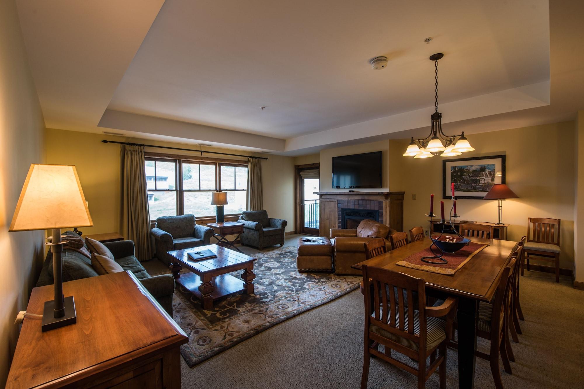 The At Mountaineer Square 4*