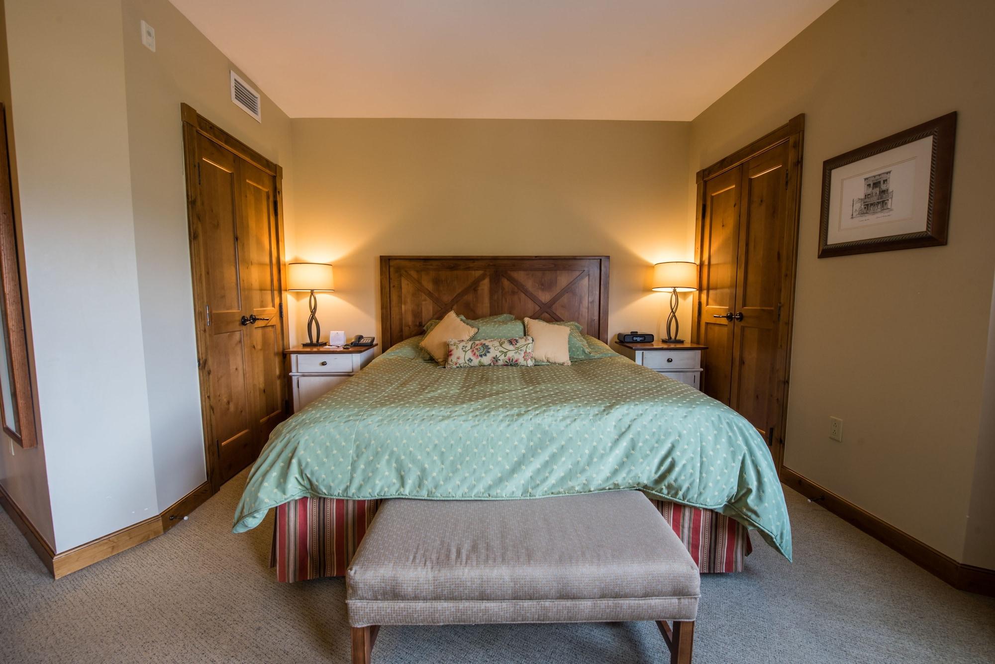 The At Mountaineer Square 4*