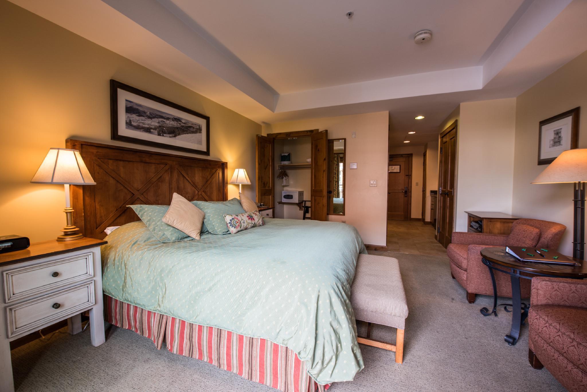 The At Mountaineer Square 4*