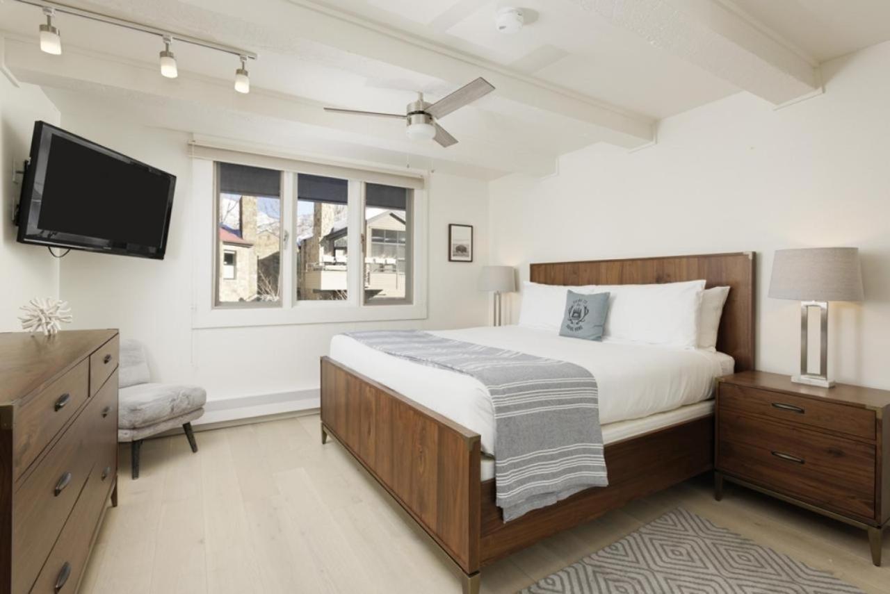 Holiday home Chateau Snow Unit 202, Renovated With Great Natural Light, Excellent Location *