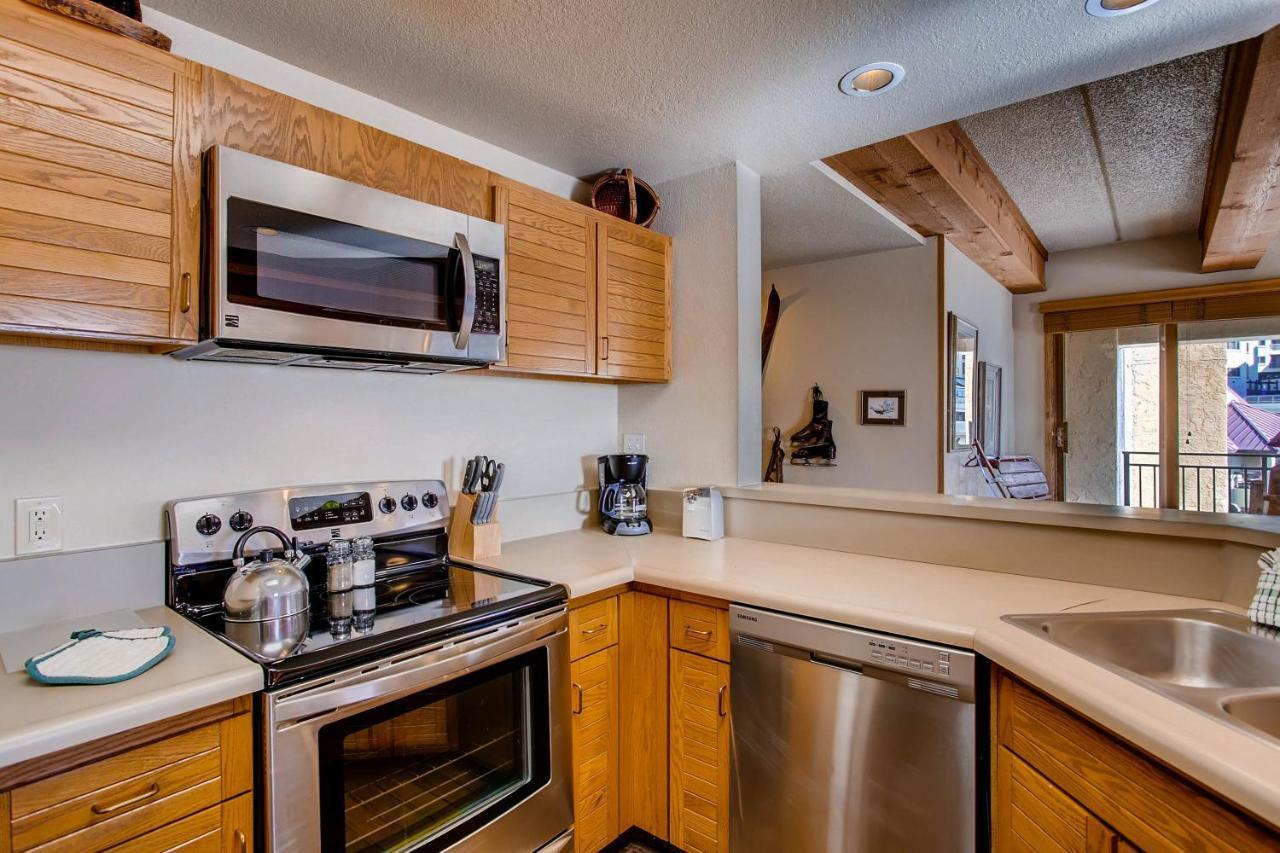 Updated 2 Bedroom With View Of Lifts Apartment *