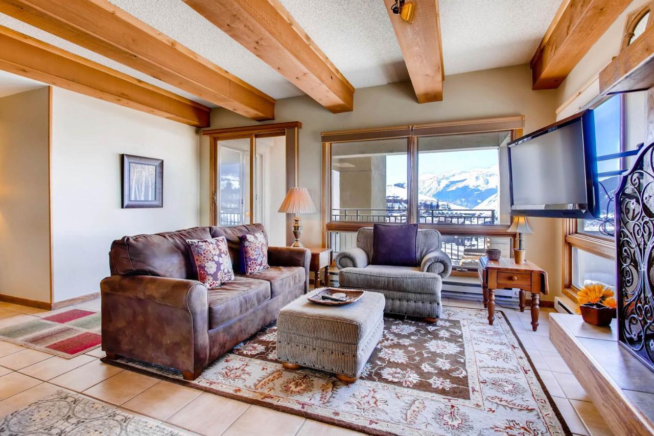 2 Bedroom With Open Floor Plan & Updated Kitchen Apartment