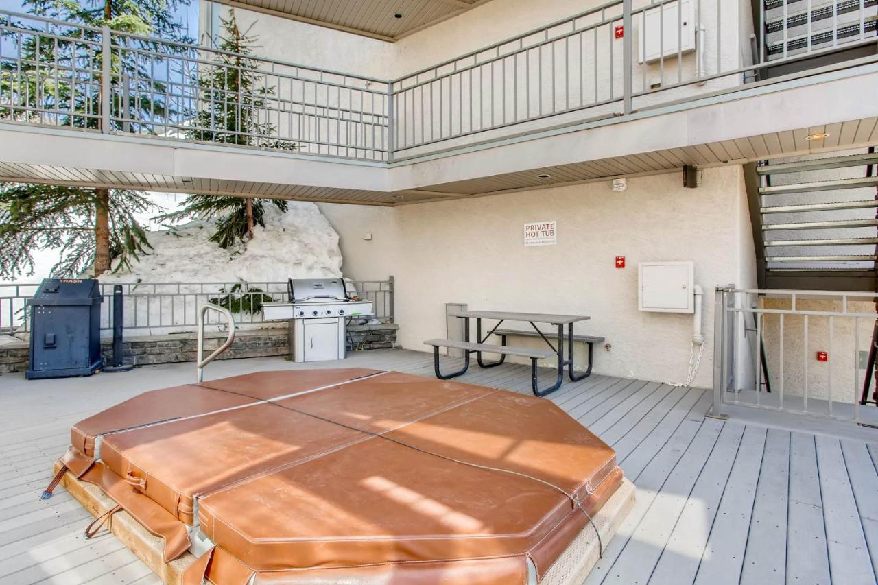 Ski-in Ski-out 2 Bedroom Condo- Sleeps 6 People Apartment *