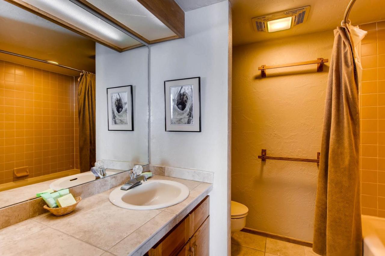 Apartment Ski-in Ski-out 2 Bedroom Condo- Sleeps 6 People *
