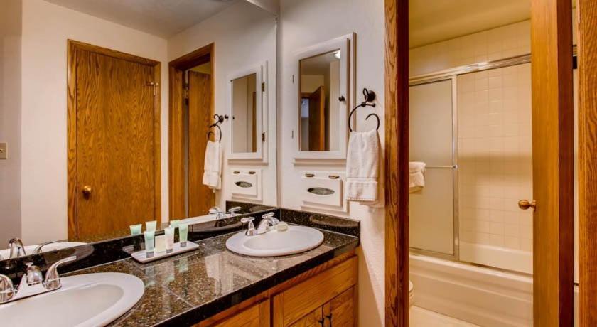 2 Bedroom 2ba Spacious With A Fireplace *