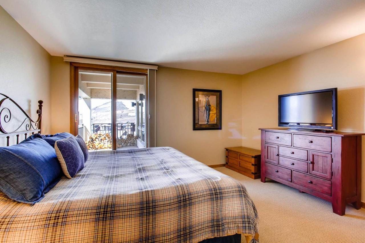 2 Bedroom With Open Floor Plan & Updated Kitchen *
